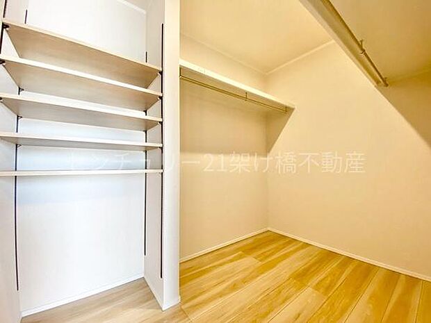 【洋室8帖 ウォークインクローゼット】ハンガーポール＆棚付きで使いやすいウォークインクローゼット♪