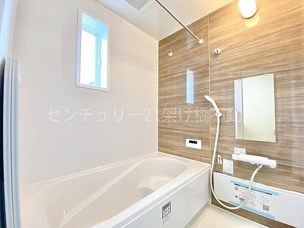 【浴室】浴室乾燥暖房機付きです。雨の日の洗濯物の乾燥やヒートショック対策としてもお使い頂けます。