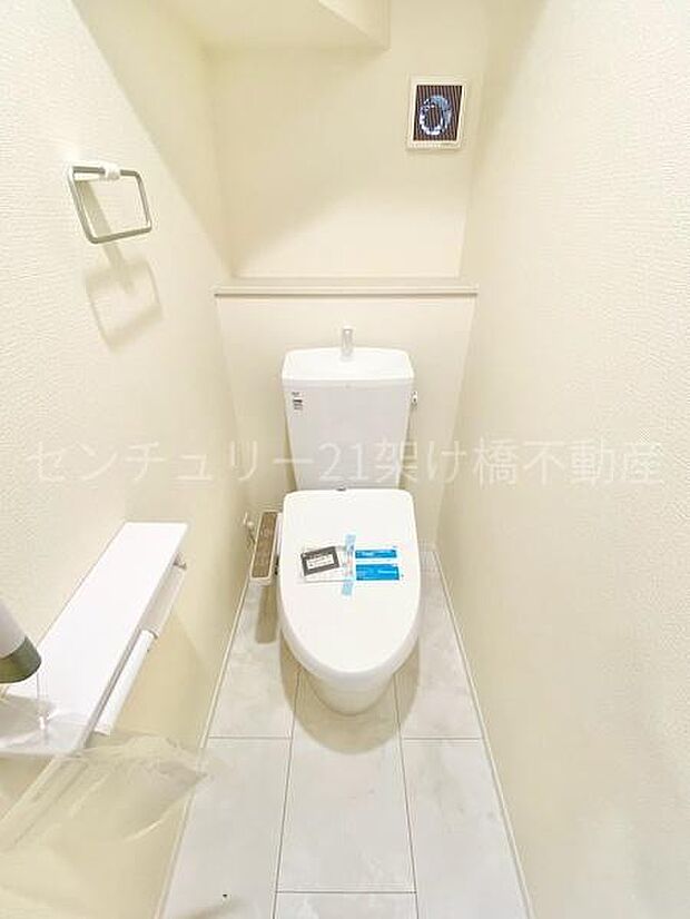 【1階 トイレ】温水洗浄便座で快適にお使いいただけます。