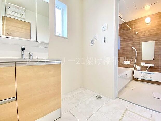 【洗面所】三面鏡の独立洗面台となっております。ストックなどを収納するのに便利な収納あり◎