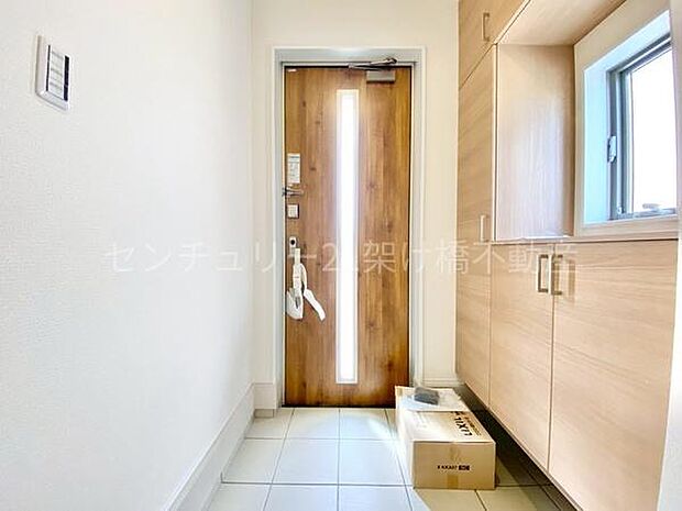 【玄関】採光面があり、明るい玄関です。