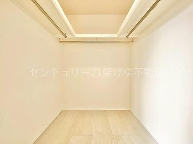 【洋室 7帖】ウォークインクローゼット季節物の収納も安心です♪