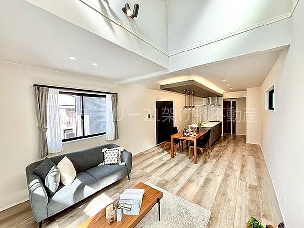 【LDK 20帖】吹抜けのある南向きの広々リビングです!