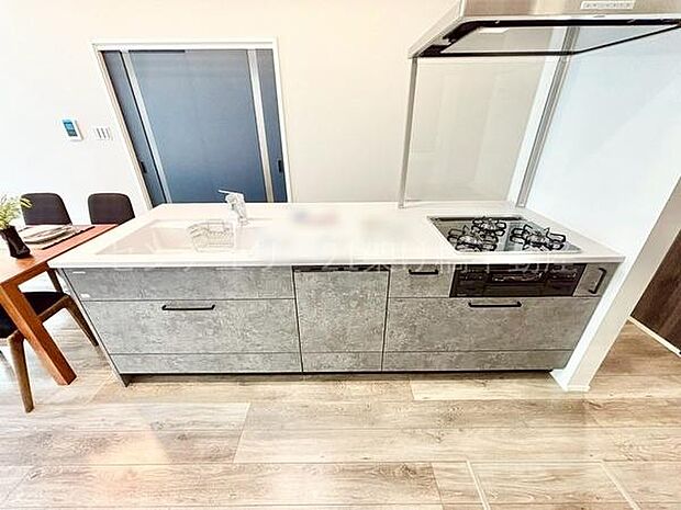 【対面式システムキッチン】三口コンロ、グリル、食器洗乾燥機、浄水器付きシンクでお料理が捗ります♪