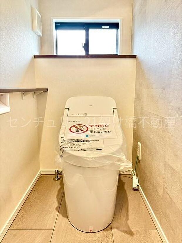 【1階 トイレ】衛生的な温水洗浄便座で快適にお使いいただけます。