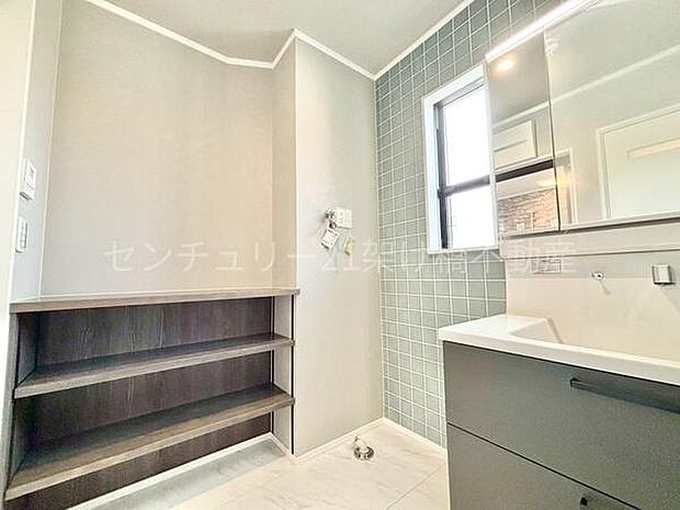 【洗面所】三面鏡の独立洗面台となっております。ストックなどを収納するのに便利な収納あり◎