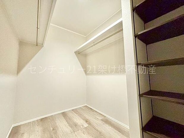 【2階 南洋室 10帖】ウォークインクローゼット季節物の収納も安心!便利な可動棚付き。
