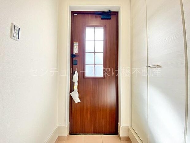 【玄関】採光面があり、明るい玄関です。