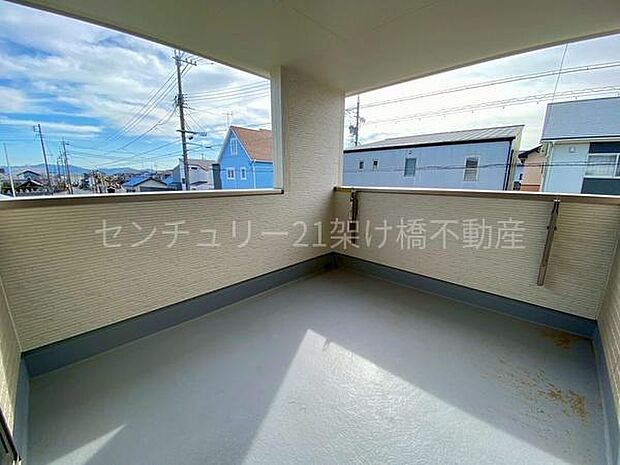 【南向きバルコニー】雨の日も安心なインナーバルコニーです。お洗濯だけでなくご家族の憩いの空間にも◎