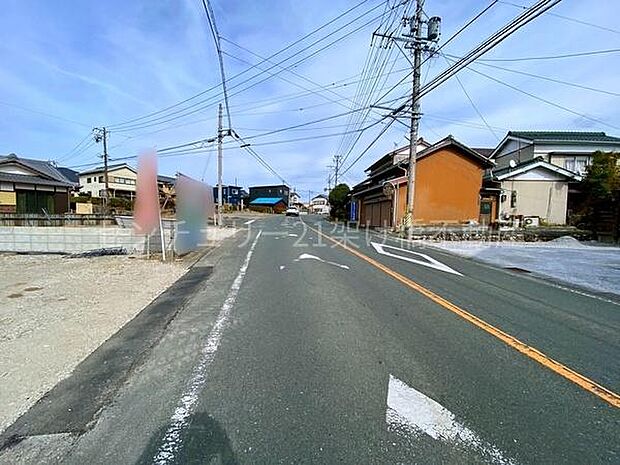 南側公道約8mあり、日当たり良好♪駐車も楽々♪