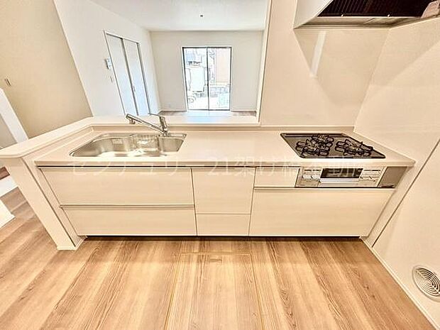 【システムキッチン】三口コンロ、グリル、浄水器付きシンクでお料理が捗ります♪