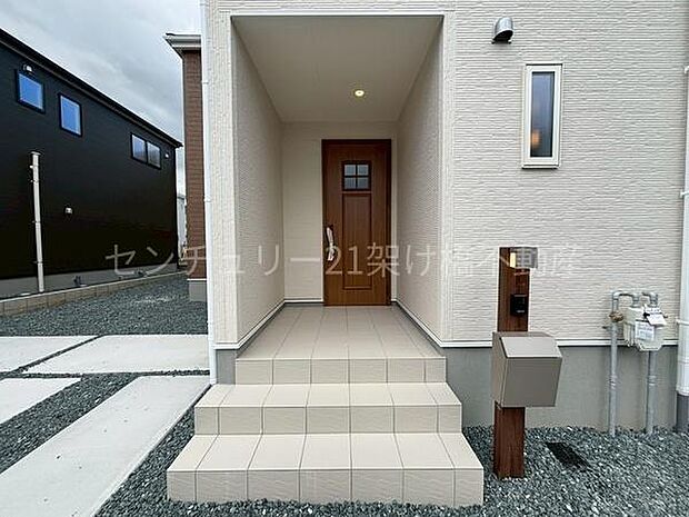 【玄関】屋根付きで雨の日にも安心です◎奥行のある玄関ポーチなので宅配ボックスの設置場所も安心♪