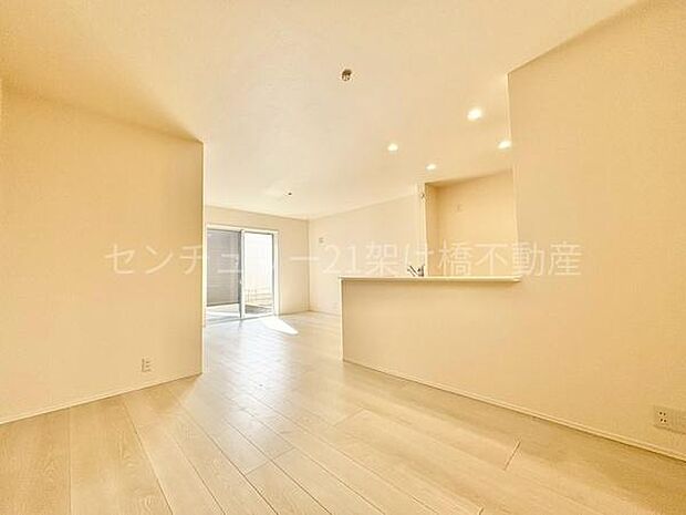 【LDK17帖】南向きのLDKは家族団らんの空間です◎隣接する洋室を合わせれば21.5帖の大空間!