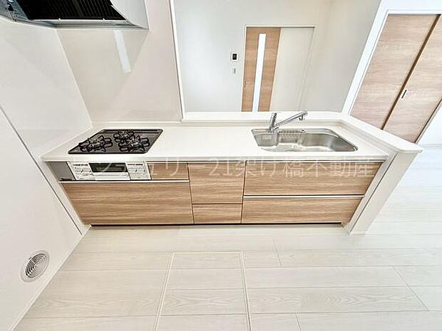 【対面式システムキッチン】三口コンロ、グリル、浄水器付きシンクでお料理が捗ります♪