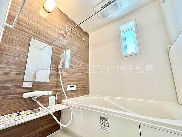 【浴室】窓付きで明るく換気できる上に、浴室乾燥暖房機付きです。雨の日の洗濯物の乾燥やヒートショック対策としてもお使い頂けます。