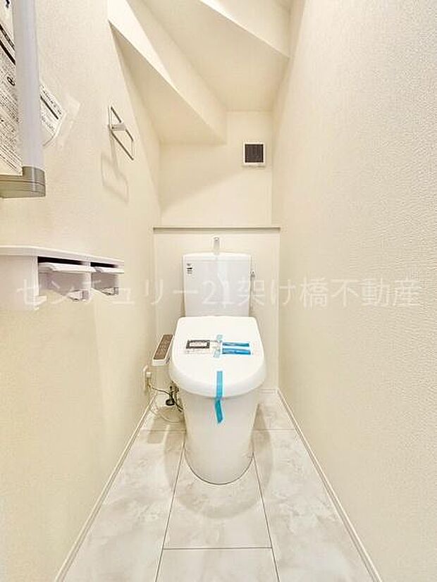 【1階 トイレ】衛生的な温水洗浄便座で快適にお使いいただけます。