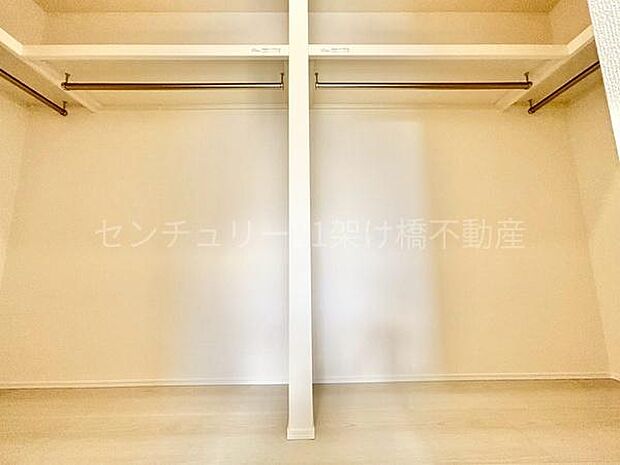 【洋室7帖ウォークインクローゼット】上部棚付きのウォークインクローゼット♪お洋服だけでなく寝具などの収納にも便利です◎