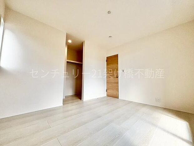 【洋室7帖】インナーバルコニーに面する洋室は明るく過ごしやすい空間です◎大型のウォークインクローゼット付き!