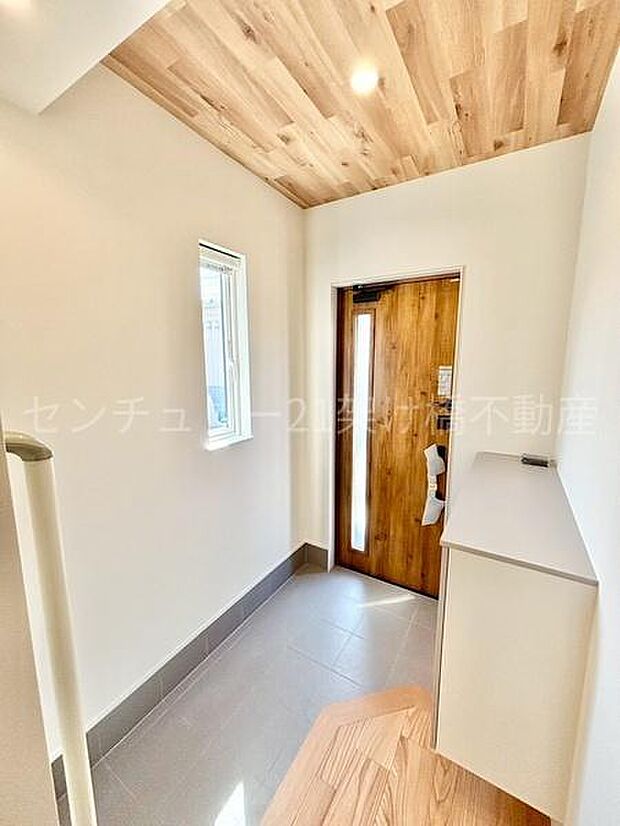 【玄関】採光面があり、明るい玄関です◎飾り棚つきシューズボックス♪