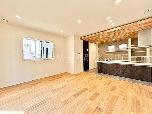 【LDK 18.0帖】木目調のお洒落な広々LDKは、折り下げ天井が空間のアクセントに♪