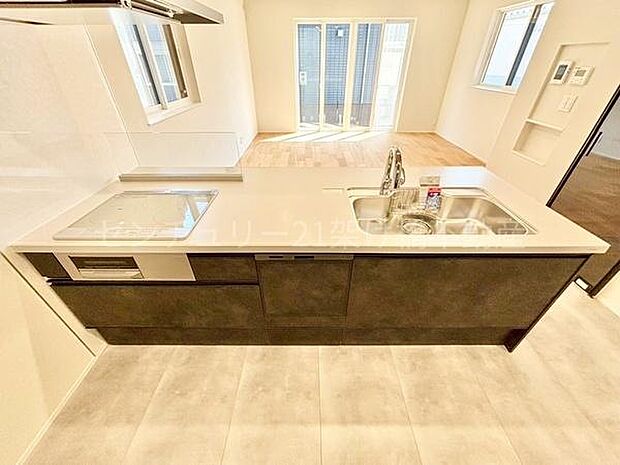 【システムキッチン】IH三口コンロ、グリル、食器洗乾燥機つきでお料理が捗ります♪