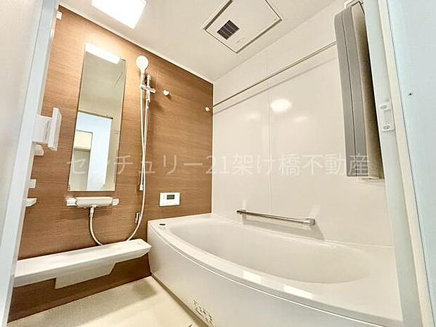 【浴室】浴室乾燥暖房機付きです。雨の日の洗濯物の乾燥やヒートショック対策としてもお使い頂けます。