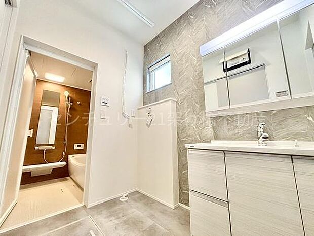 【洗面所】独立洗面台となっております。ストックなどを収納するのに便利な収納あり◎