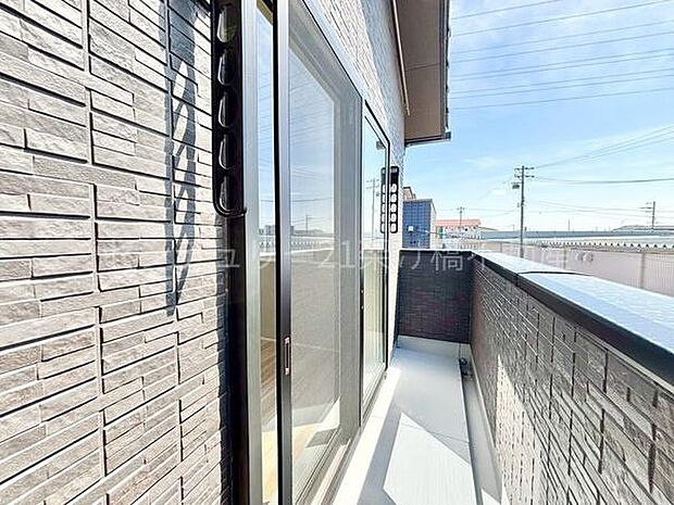 【南向きバルコニー】日差しをたっぷり受け止める南向きのバルコニーです♪