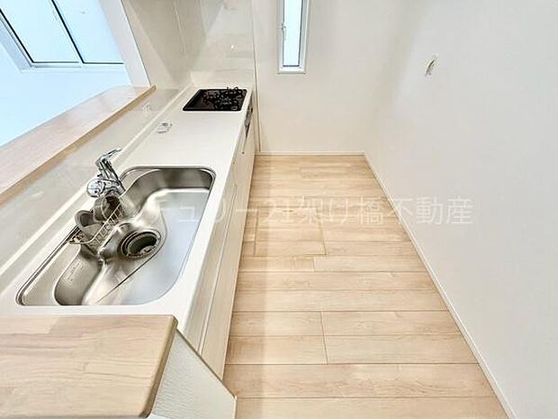 【システムキッチン】三口コンロ、グリル、浄水器付きシンクでお料理が捗ります♪