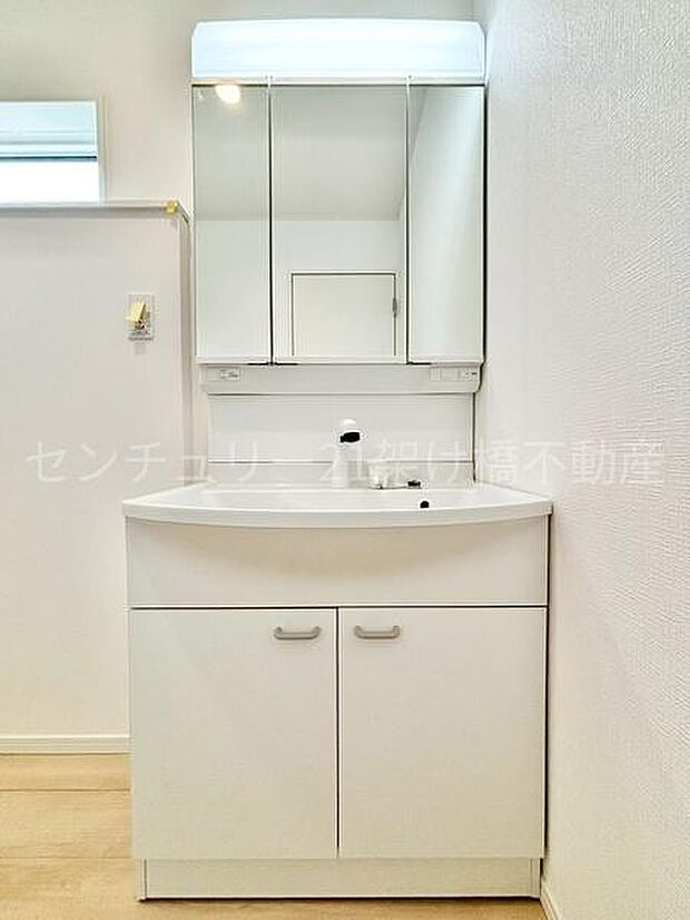 【洗面所】三面鏡の独立洗面台となっております。