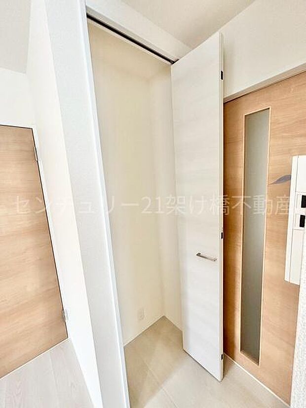 【LDK 収納】収納内にコンセント付きなので、充電スタンド付き掃除機など家電の収納にも便利です♪