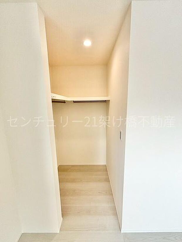 【洋室5.25帖 ウォークインクローゼット】便利な上部棚付きのウォークインクローゼット♪