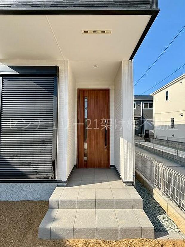 【玄関】屋根付きで雨の日にも安心です◎