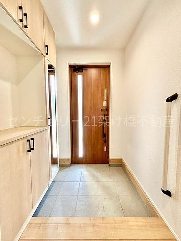 【玄関】飾り棚つきのシューズボックスです♪