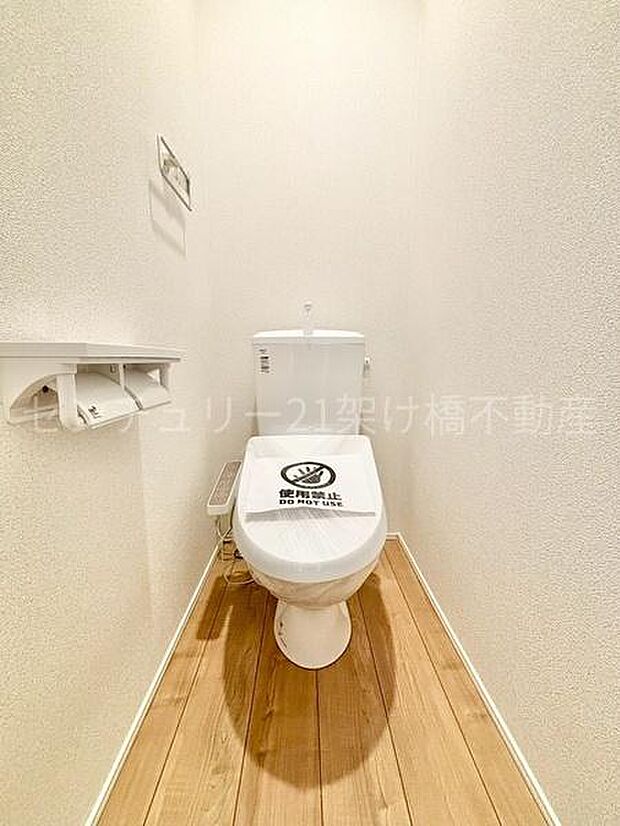 【2階 トイレ】温水洗浄便座で快適にお使いいただけます。