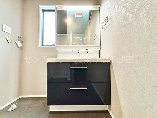 【洗面所】三面鏡の独立洗面台となっております。ストックなどを収納するのに便利な収納あり◎