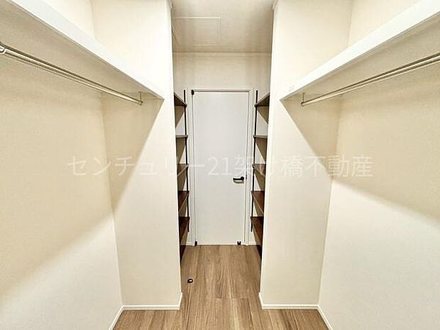 【2階 南洋室 8帖】ウォークインクローゼット大容量で、左右で分けてご夫婦でお使いいただけます!便利な可動棚もございます♪