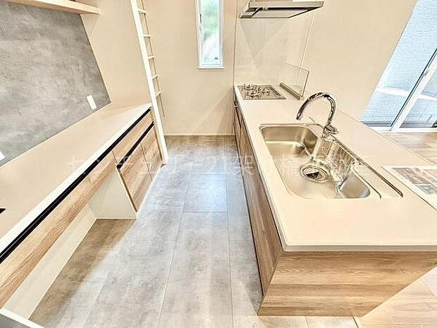 【システムキッチン】キッチン後方には作業台付きカップボード・パントリーあり◎