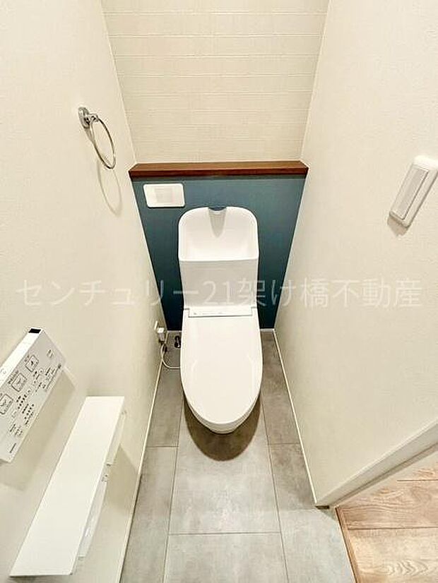 【1階 トイレ】温水洗浄便座で快適にお使いいただけます。