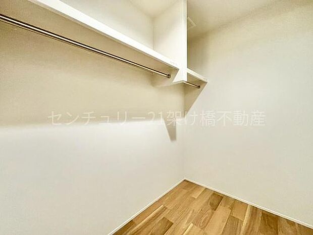 【1階 ファミリークローゼット】洗面横にあり便利なファミリークローゼット。季節物の収納も安心です♪