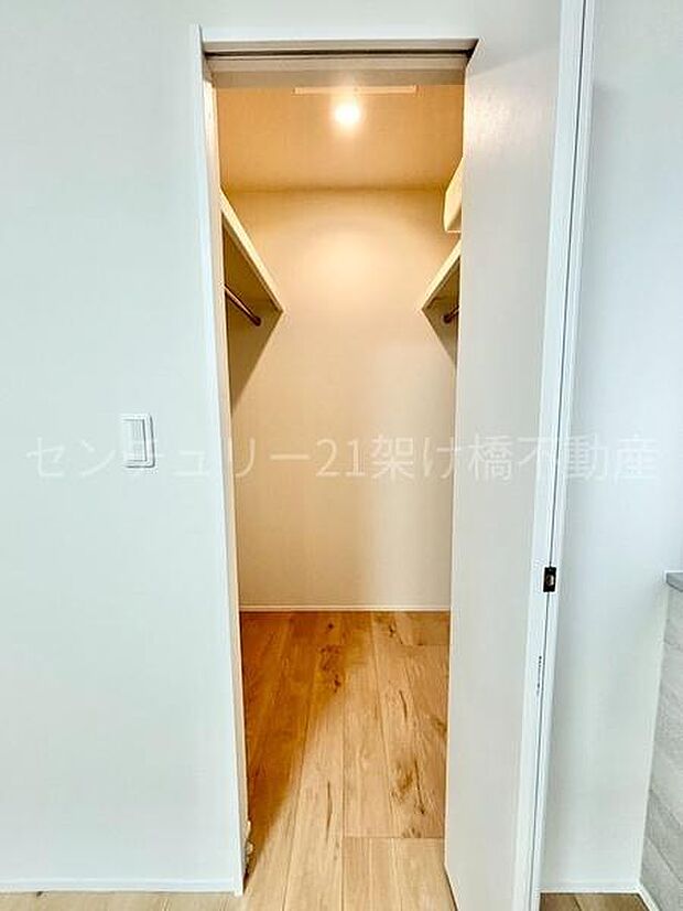 【2階　洋室　8.5帖】ウォークインクローゼット季節物の収納も安心です♪