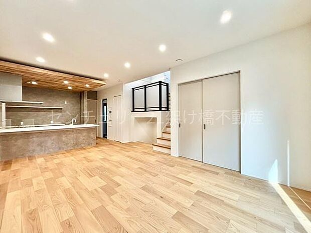 【LDK 18.5帖】開放感のある階段吹抜け・スキップフロア付きLDK♪リビング階段は、防犯面や子供が大きくなってからも安心です◎