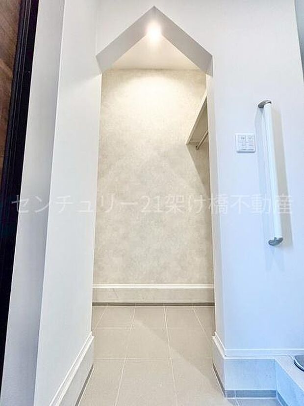【シューズクローク】普段使う上着や、ちょっとしたアウトドア用品なども収納可能です♪