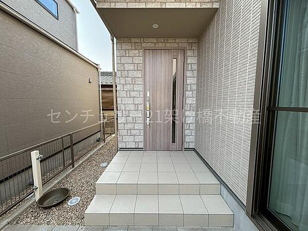 【玄関】屋根付きで雨の日にも安心です◎