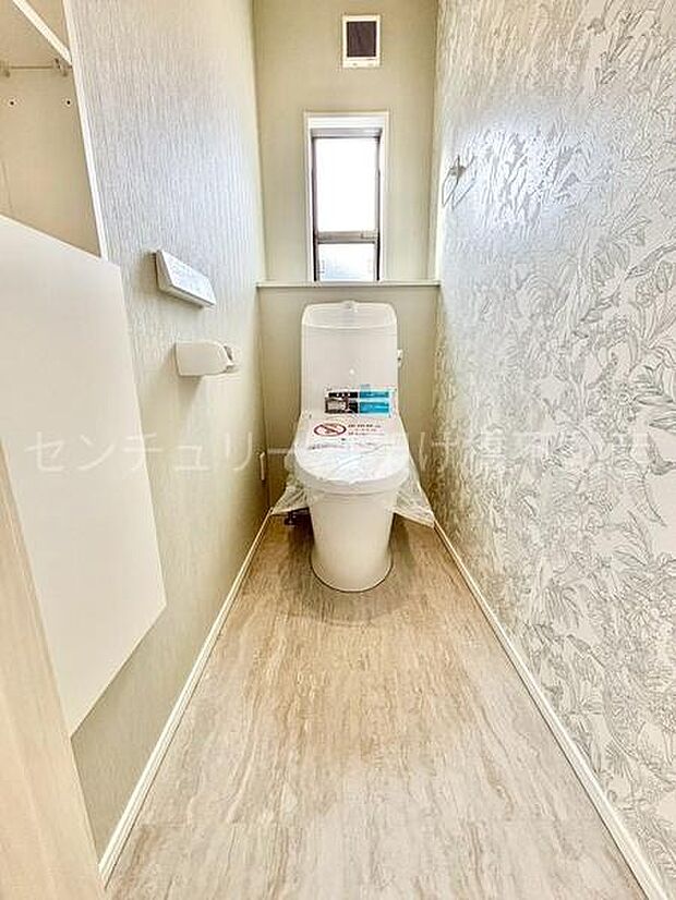 【2階 トイレ】衛生的な温水洗浄便座で快適にお使いいただけます。