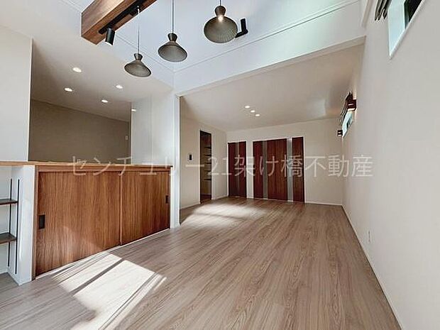 【LDK 20.7帖】吹抜けのある南向きの広々リビングです!隣接する和室を開ければより広々お使いいただけます。