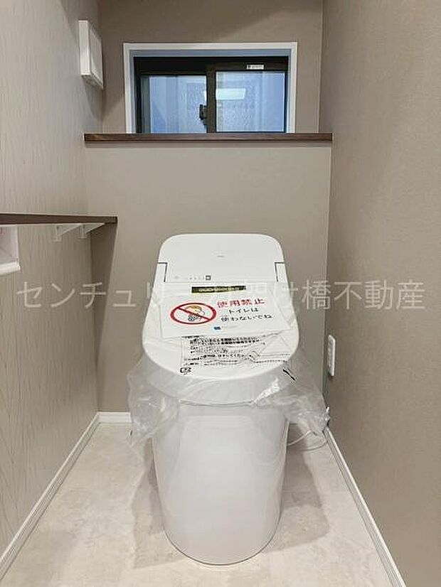 【1階 トイレ】衛生的な温水洗浄便座で快適にお使いいただけます。