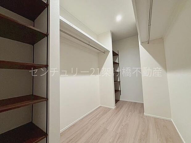 【2階 南洋室 8帖】ウォークインクローゼット大容量で、左右で分けてご夫婦でお使いいただけます!便利な可動棚もございます♪