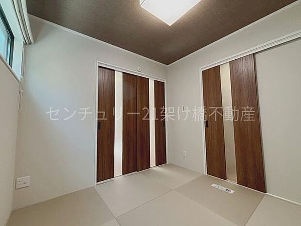 【リビング横 和室 4.5帖】玄関からも直接出入り可能で、急な来客時にも安心です。お子様の遊び場や、勉強スペースとしても◎