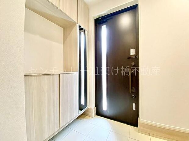 【玄関】採光面があり、明るい玄関です◎飾り棚つきシューズボックス♪姿見付きなので身だしなみを整えられます◎